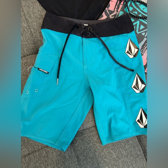🌴Volcom & Billabong kids bundle 2 boys shorts size 22 & 1 Hurley tshirt size XS - Picture 4 of 11